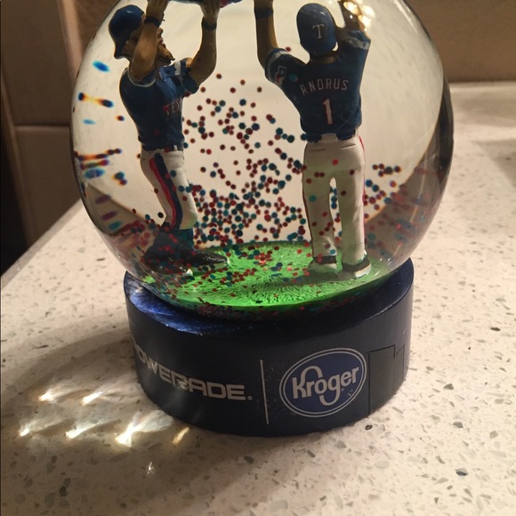 Texas Rangers Snow 🌎 - Picture 2 of 5